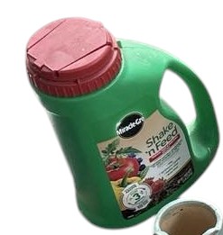 Miracle-Gro Shake ’n Feed