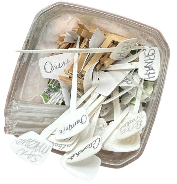 Plastic plant markers (tub)