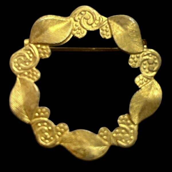 Gold Tone Textured Leaf Wreath Brooch – 1.25 Inch